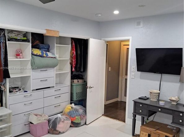 911 W Country Club Cir, Plantation FL 33317