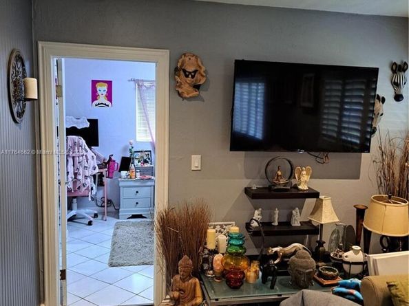 911 W Country Club Cir, Plantation FL 33317