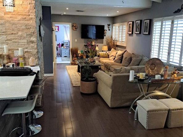 911 W Country Club Cir, Plantation FL 33317