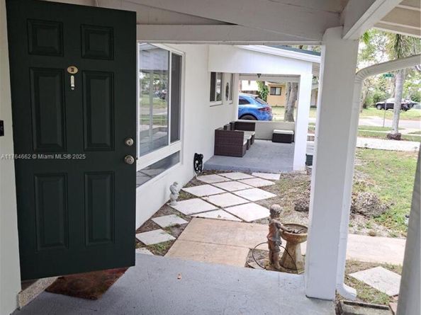 911 W Country Club Cir, Plantation FL 33317