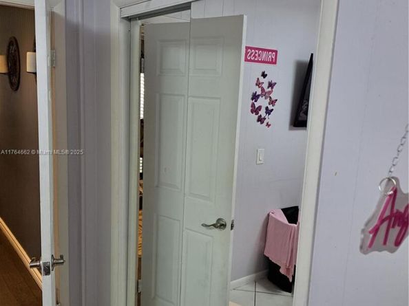 911 W Country Club Cir, Plantation FL 33317