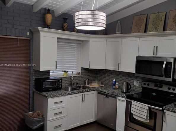 911 W Country Club Cir, Plantation FL 33317