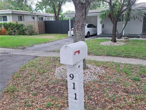 911 W Country Club Cir, Plantation FL 33317