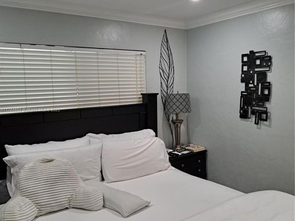 911 W Country Club Cir, Plantation FL 33317