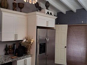 911 W Country Club Cir, Plantation FL 33317