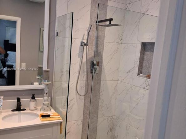 911 W Country Club Cir, Plantation FL 33317