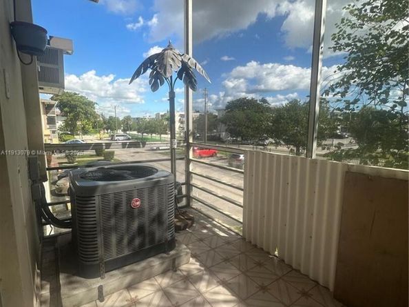 16790 NE 14th Ave 202, Miami FL 33162