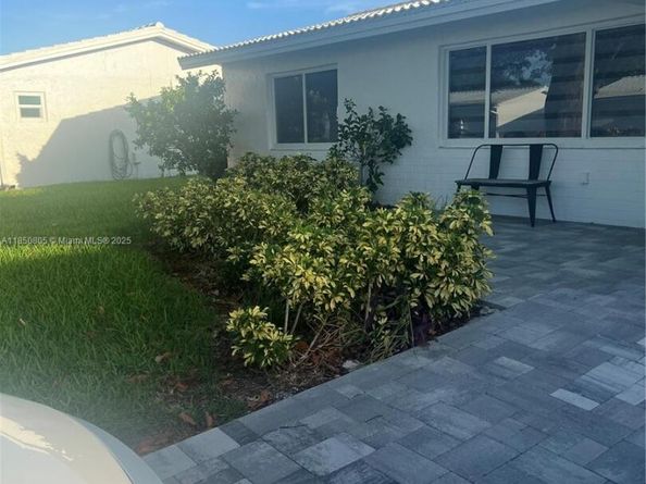 8221 NW 14th St, Plantation FL 33322