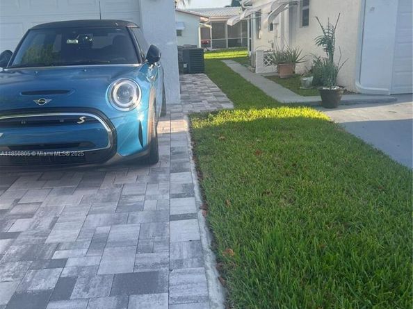 8221 NW 14th St, Plantation FL 33322