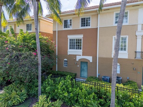 2861 NE 185TH St 305, Aventura FL 33180