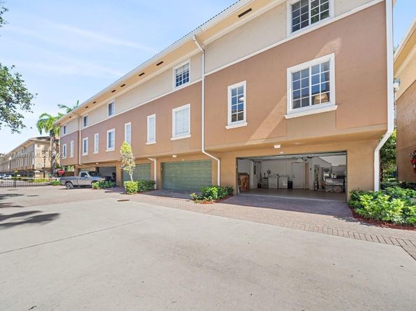 2861 NE 185TH St 305, Aventura FL 33180