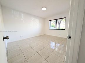 310 Lakeview Dr 105, Weston FL 33326