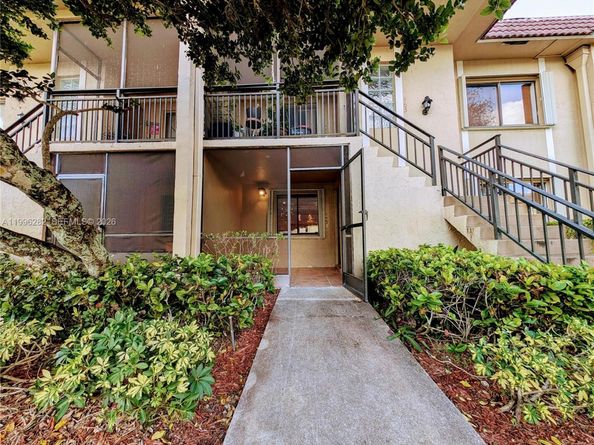 310 Lakeview Dr 105, Weston FL 33326