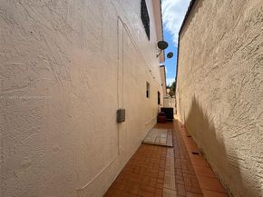 2765 W 54th St, Hialeah FL 33016