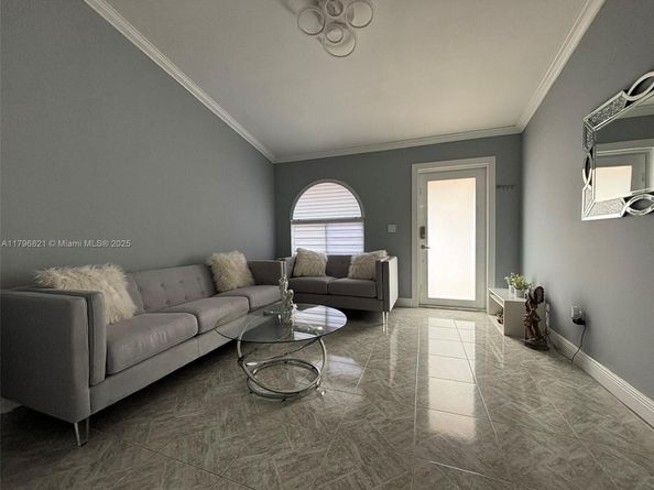 2765 W 54th St, Hialeah FL 33016