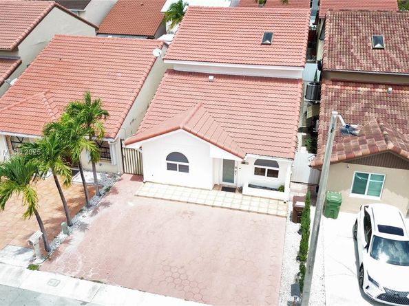 2765 W 54th St, Hialeah FL 33016