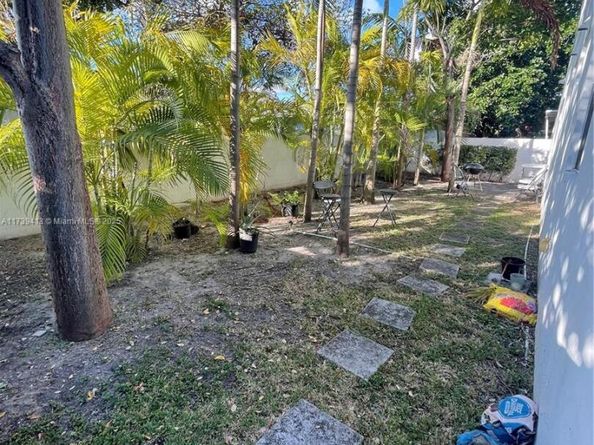 1052 NW 27th St, Miami FL 33127