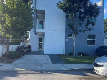 1052 NW 27th St