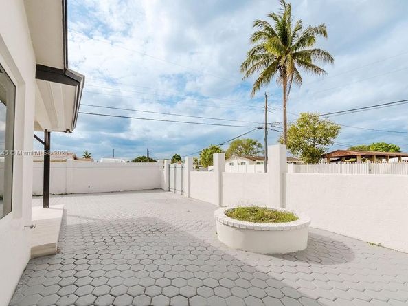 4202 SW 98th Ave, Miami FL 33165