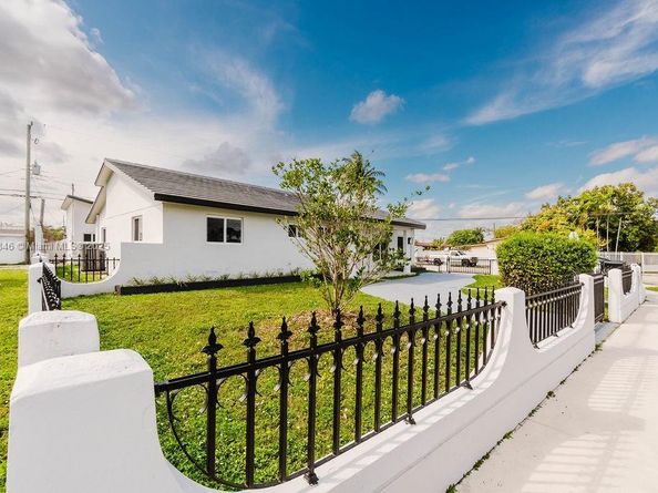 4202 SW 98th Ave, Miami FL 33165