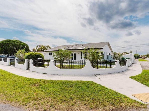 4202 SW 98th Ave, Miami FL 33165