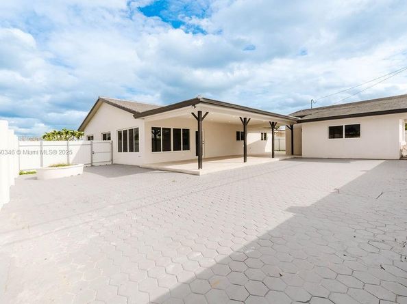 4202 SW 98th Ave, Miami FL 33165