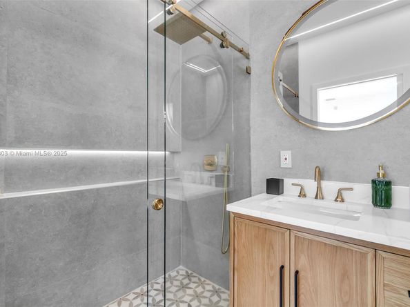 2043 SW 7th St, Miami FL 33135