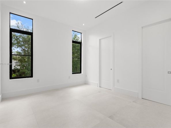 7001 SW 71st Ave, Miami FL 33143