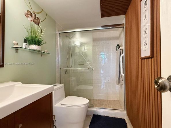 800 Parkview Dr 820, Hallandale Beach FL 33009