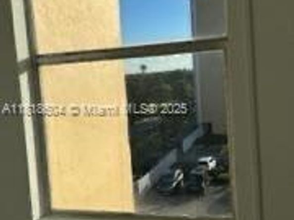 2000 NE 135th St 509, North Miami FL 33181