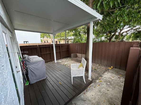 551 NW 41st St, Miami FL 33127