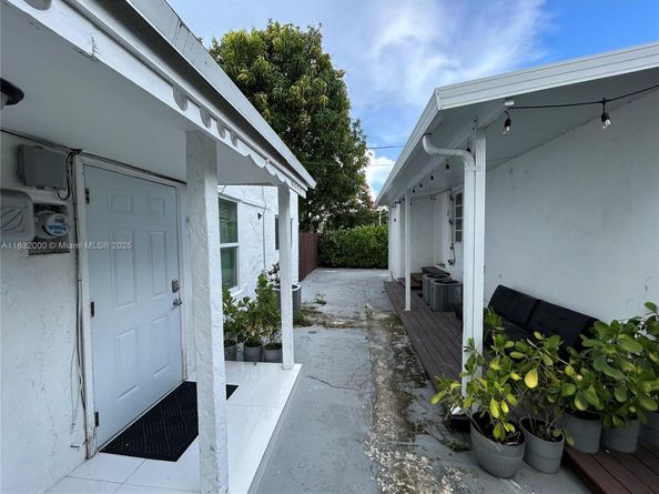 551 NW 41st St, Miami FL 33127
