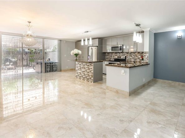928 NE 27th Ave, Hallandale Beach FL 33009