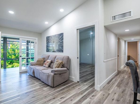 929 NE 199th St 203, Miami FL 33179