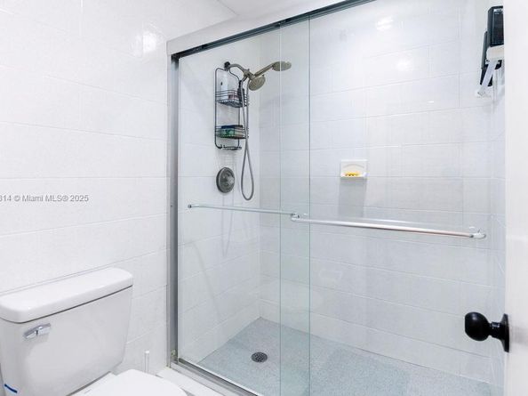 929 NE 199th St 203, Miami FL 33179