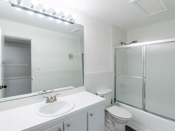 929 NE 199th St 203, Miami FL 33179