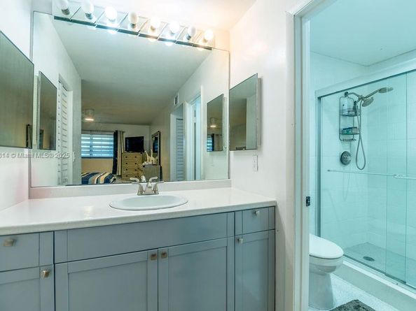 929 NE 199th St 203, Miami FL 33179