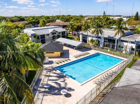 929 NE 199th St 203, Miami FL 33179