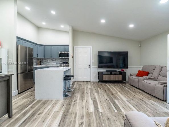 929 NE 199th St 203, Miami FL 33179