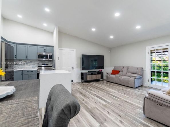 929 NE 199th St 203, Miami FL 33179
