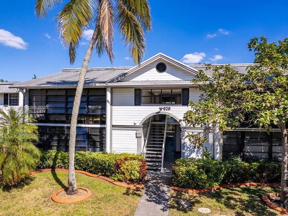 929 NE 199th St 203, Miami FL 33179
