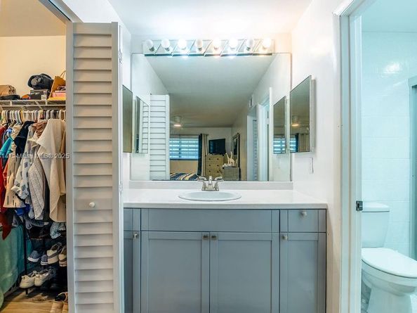 929 NE 199th St 203, Miami FL 33179