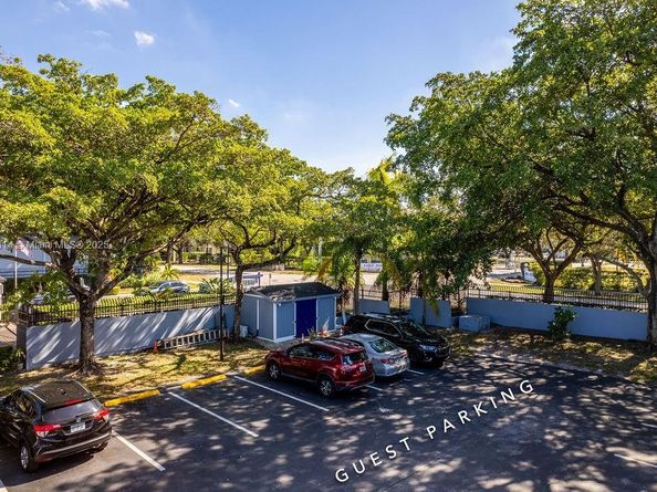 929 NE 199th St 203, Miami FL 33179
