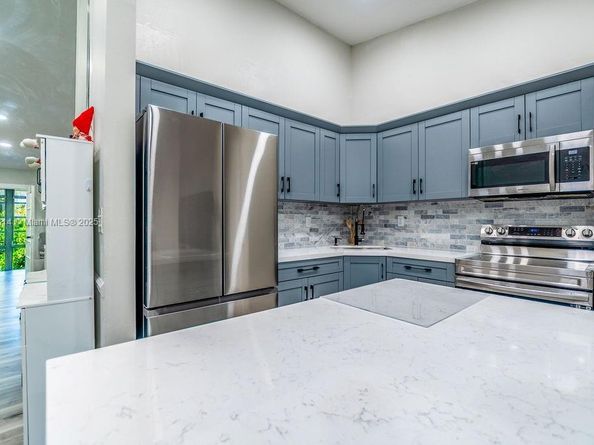 929 NE 199th St 203, Miami FL 33179