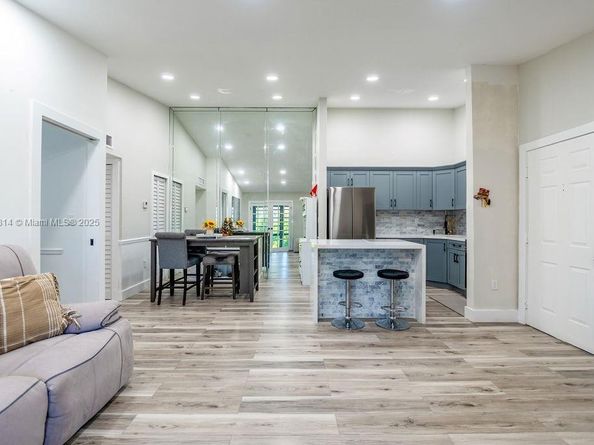 929 NE 199th St 203, Miami FL 33179