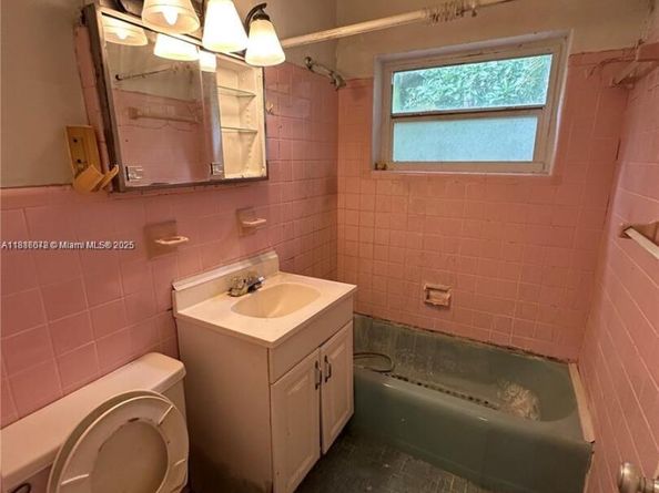 Undisclosed Address #A11886078, Miami FL 33168