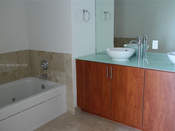 315 NE 3rd Ave 2005, Fort Lauderdale FL 33301