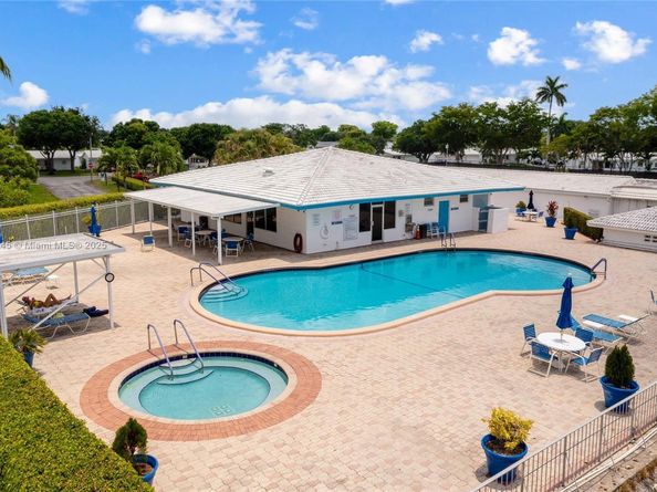 1441 W Campanelli Dr, Plantation FL 33322