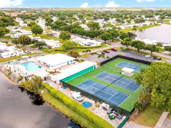 1441 W Campanelli Dr, Plantation FL 33322