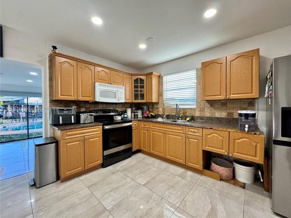 3800 SW 31st Dr, West Park FL 33023